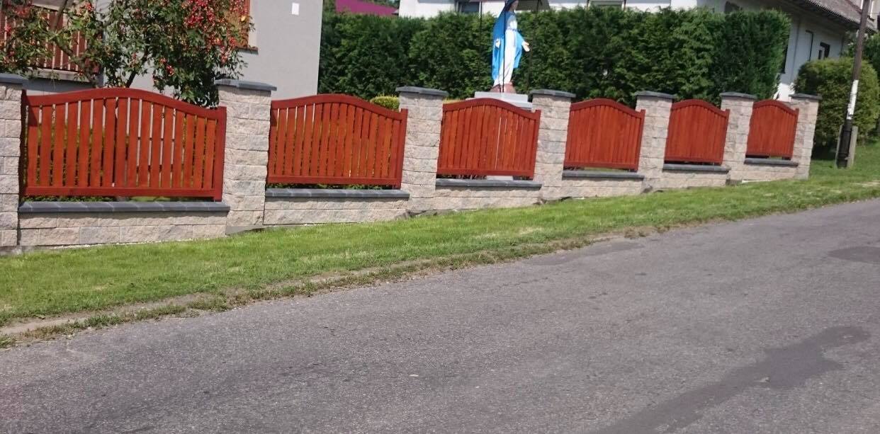 drewniana brama z furtką
